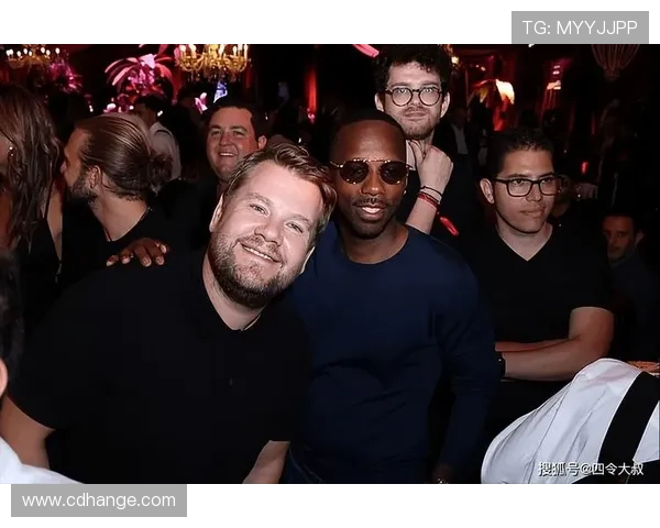 勒布朗与足球明星同框合影展现运动员友谊与合作精神