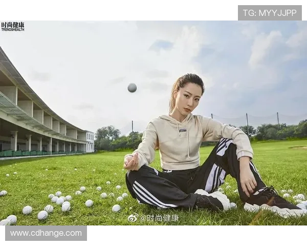 凯丽化身足球明星的魅力头像展现运动与时尚的完美结合