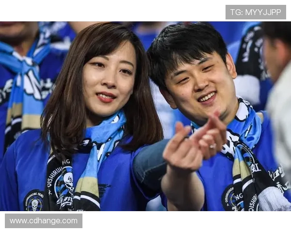 足球明星浪漫求婚现场照片曝光感动无数球迷与爱侣共谱幸福篇章